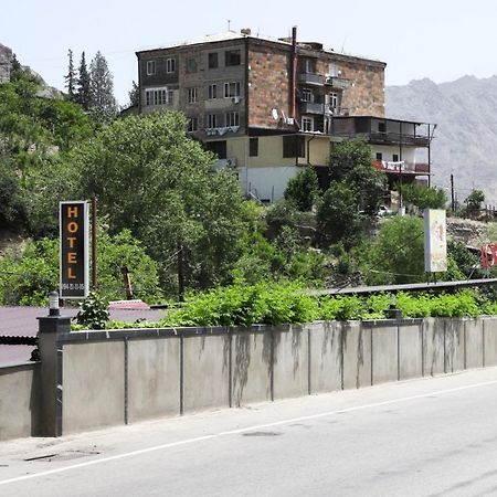 Hotel Naberejni Meghri Exterior foto