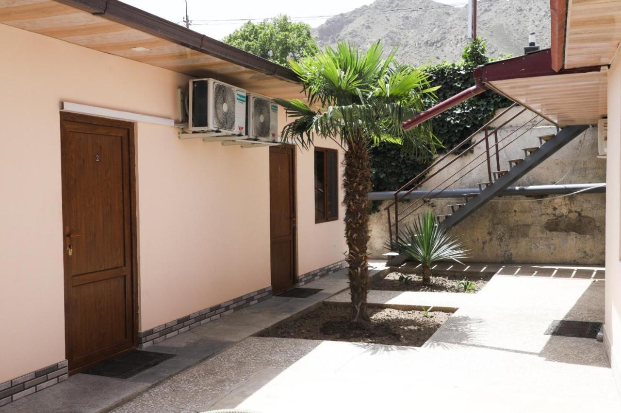 Hotel Naberejni Meghri Exterior foto